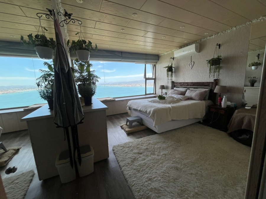  Bedroom Property for Sale in Mountainside Western Cape